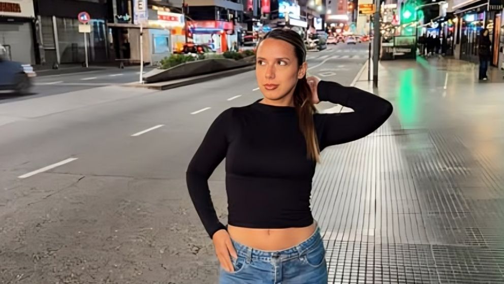 La abogada Carla Junqueira explicó que Agostina Páez enfrentaba tres cargos y 15 años de prisión, reducidos a dos años, equivalentes a una fianza y tareas comunitarias