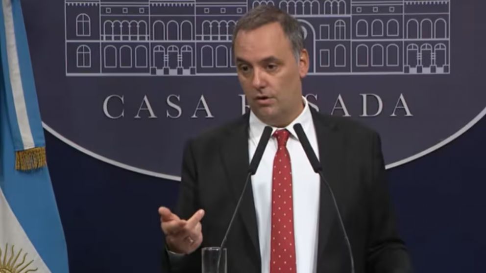 Adorni brindó ayer una conferencia de prensa