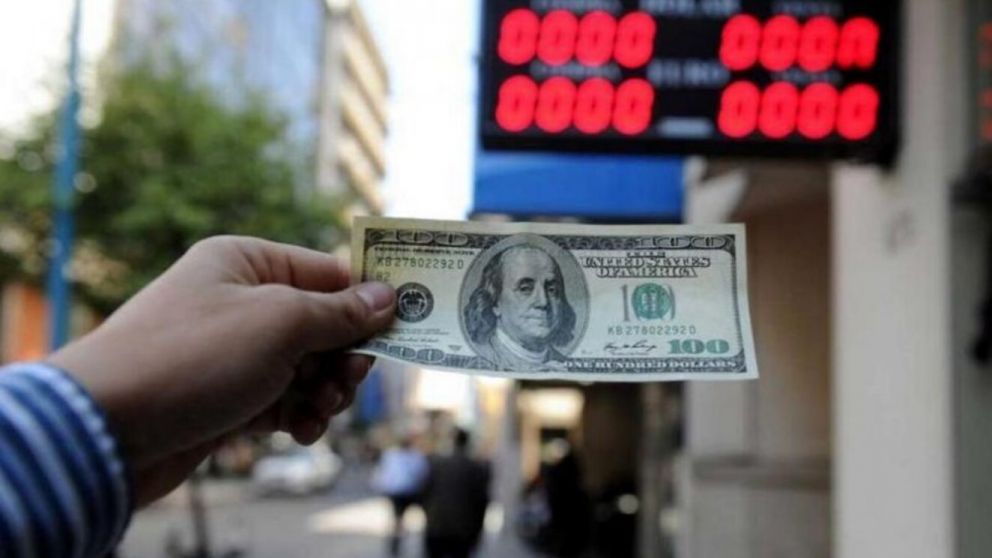 El dólar oficial se ubicó en $1.420, con un leve retroceso diario