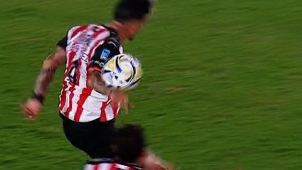 Para los hinchas era claro penal para Huracán contra Barracas y no lo cobraron