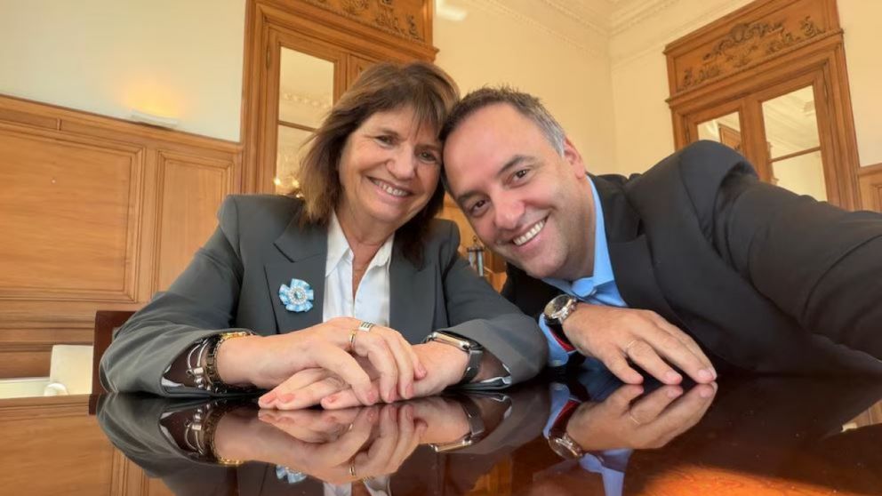 Adorni reactiva agenda y encadena reuniones para sostenerse