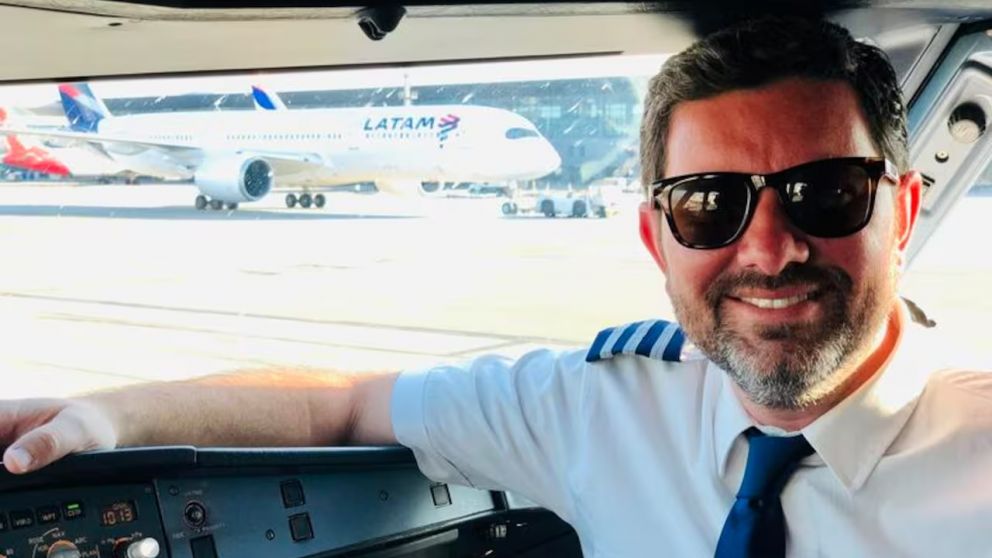El piloto Agustín Issin Hansen sostuvo que el viaje fue abonado por Marcelo Grandío y contadijo la versión de Manuel Adorni