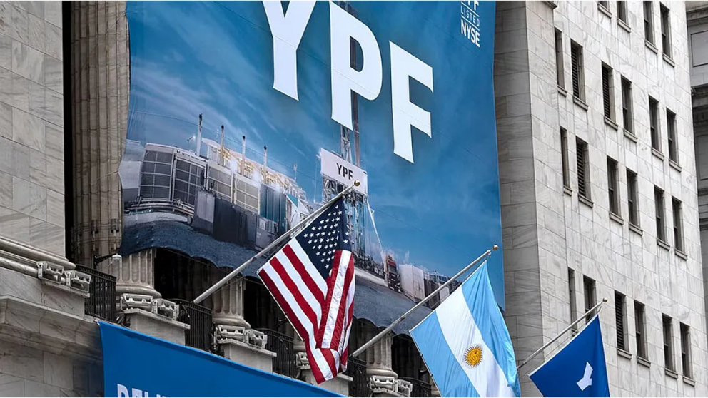 Las acciones de YPF terminaron el viernes subiendo 5,4% en el Merval y 3,4% en Wall Street