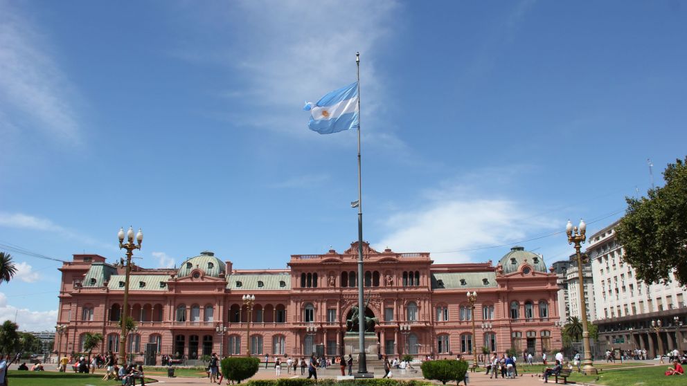La Casa Rosada, bajo un cielo despejado, mientras el frente judicial externo cambia de escala tras el fallo por YPF