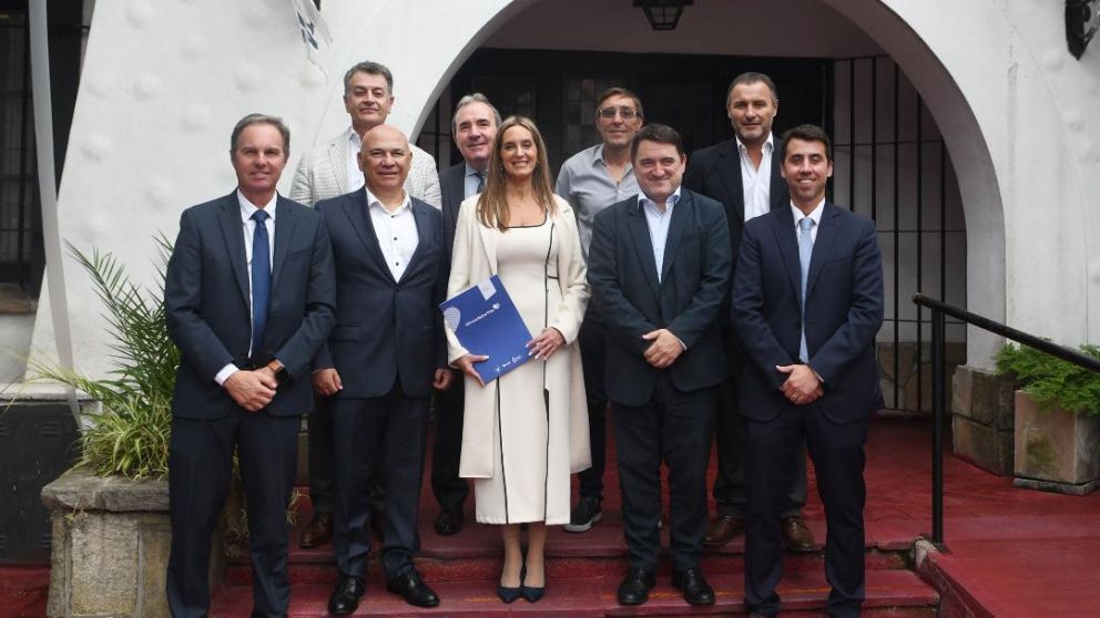 De izq. a der. arriba: Dr. Marcelo Carbone, Dr. Walter Labonia, Dr. Alejandro Yankowski y Dr. Martín Cuestas.
Abajo: Ing. Héctor Martini, Cdor. Raúl Olmos, Dra. Andrea Falugi, Dr. Richard Malan y el Dr. Francisco Osella.