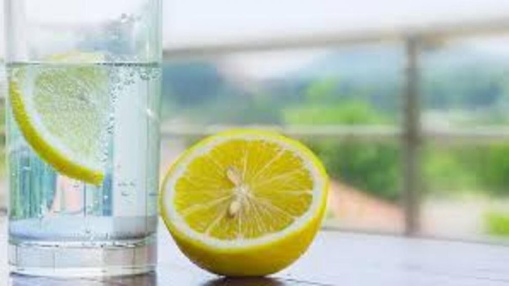 El ritual del limón en agua que recomienda el Feng Shui para limpiar energías en el hogar