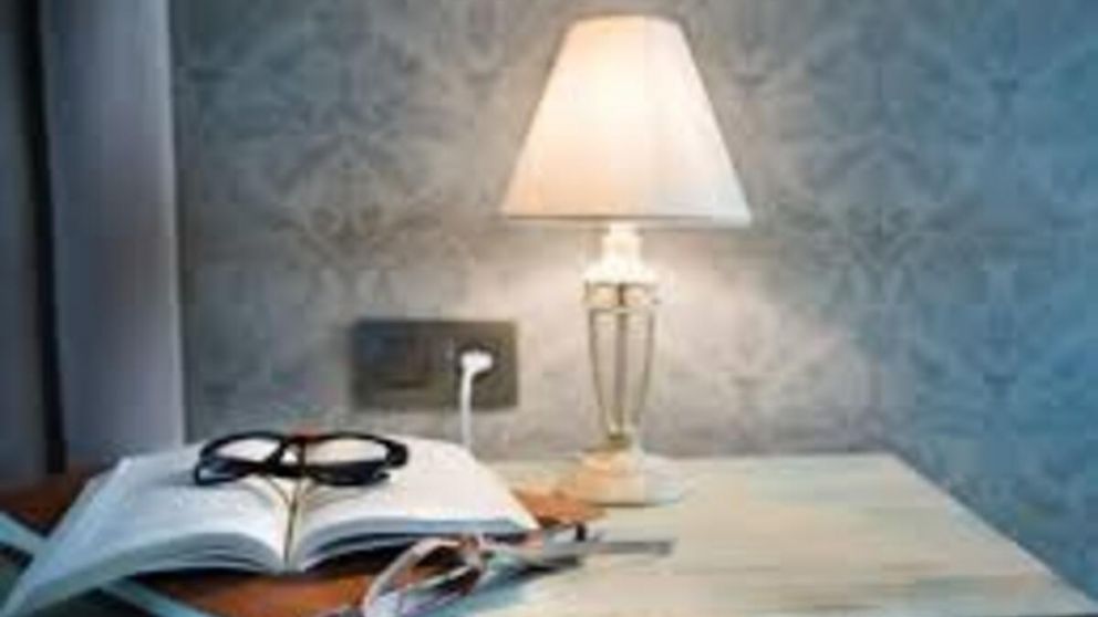 Tener libros en la mesa de luz: cómo influye en tu descanso según el Feng Shui