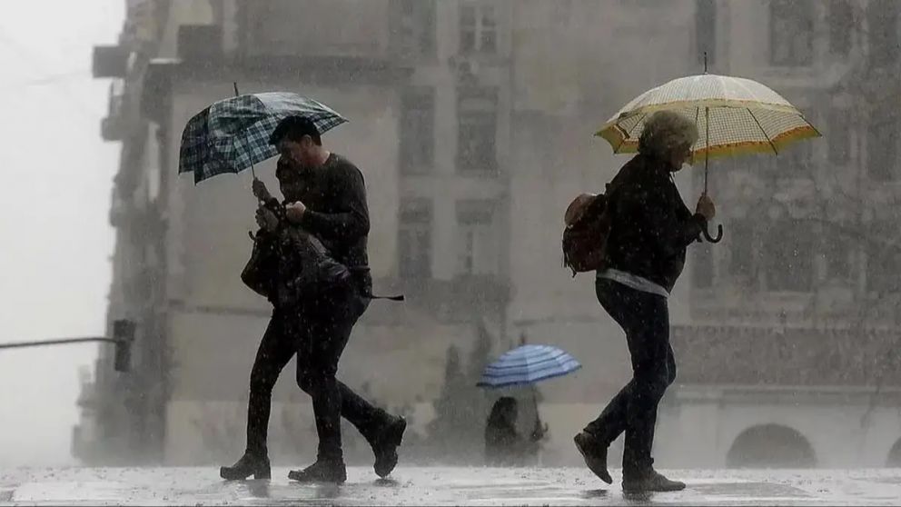 Lluvias y calor marcan el inicio de la semana en el AMBA pese al avance del oto�o