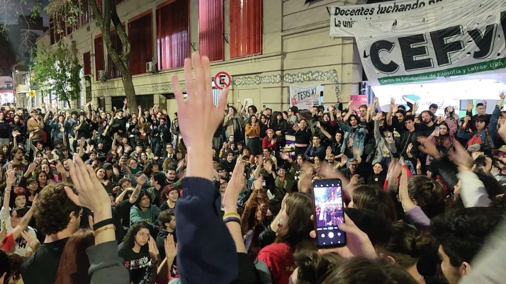 Estudiantes y docentes de la UBA protestan este martes frente a la casa de Adorni