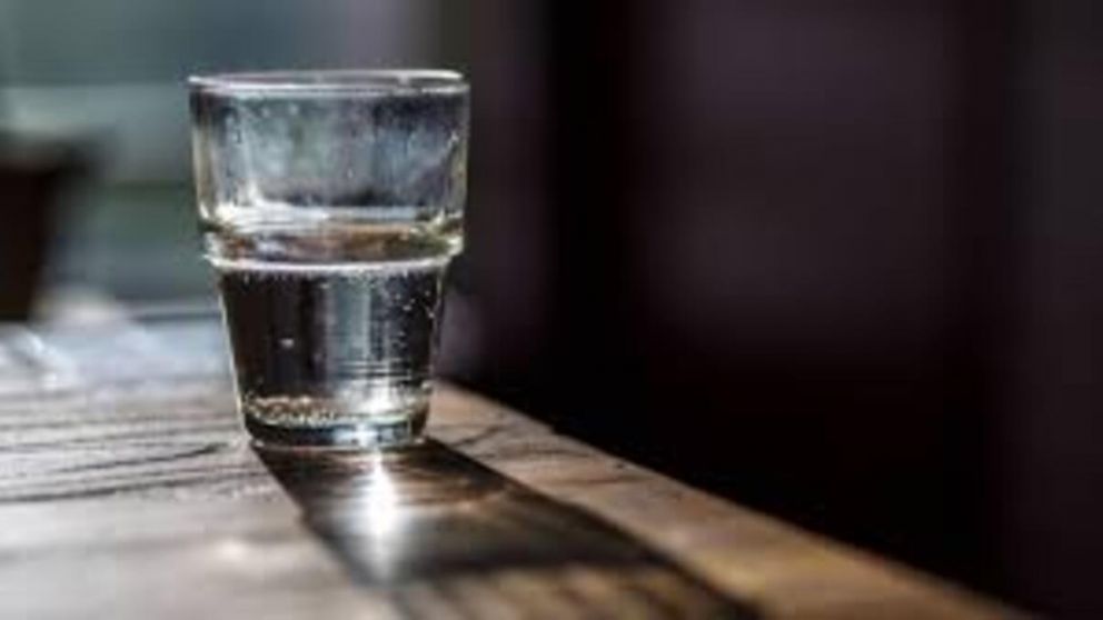 Dónde poner un vaso con agua en tu casa para limpiar la energía, según el Feng Shui