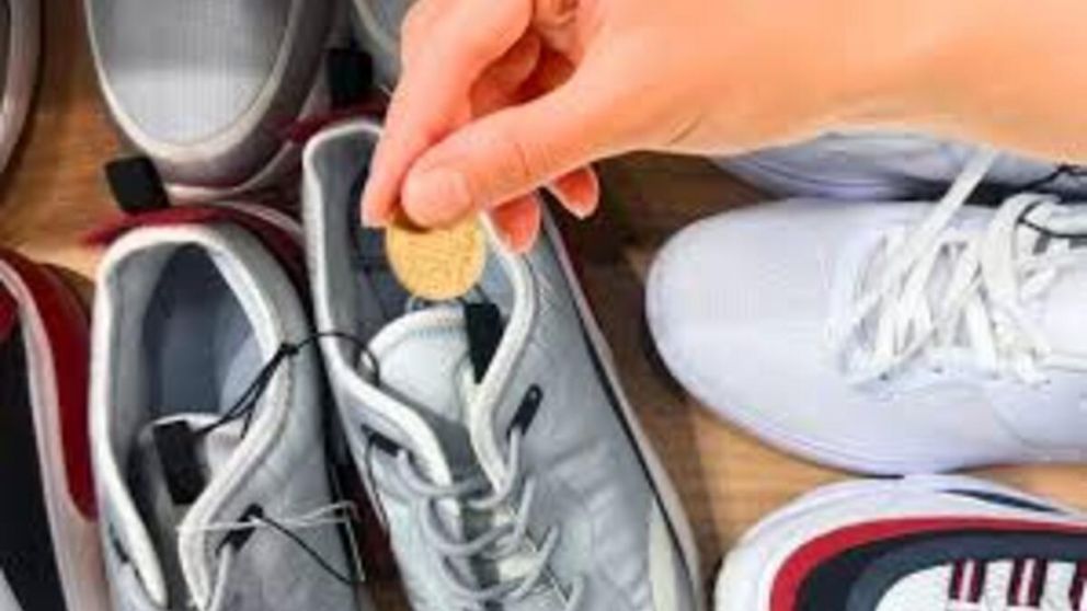 Feng Shui: el ritual de la moneda en las zapatillas que atrae abundancia