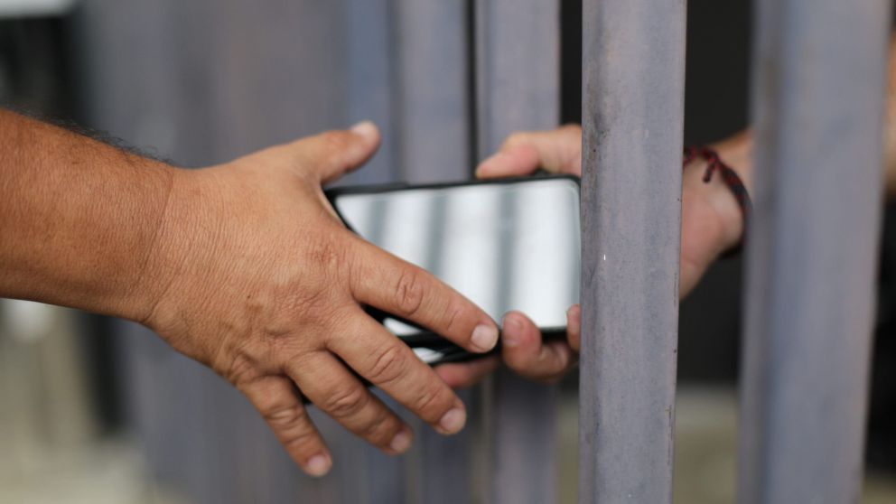 La Libertad Avanza propone prohibir celulares en cárceles con una reforma de la ley 24.660 para frenar delitos organizados desde penales