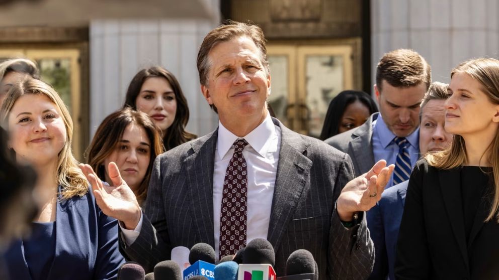 Mark Lanier durante el juicio en Los Ángeles, donde utilizó analogías simples para explicar el impacto de las redes sociales en adolescentes.