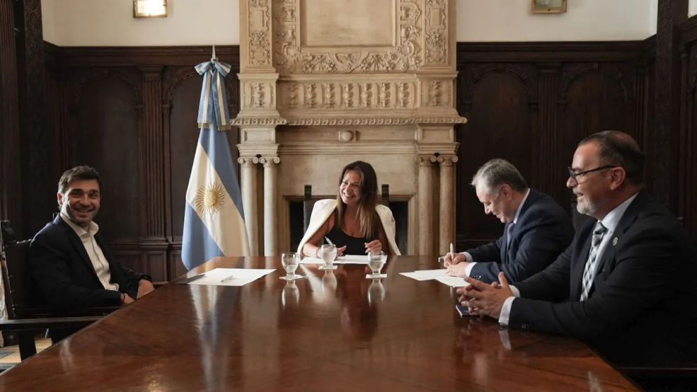 El Gobierno nacional acordó con Chubut el pago de más de $48 mil millones por la deuda con su caja jubilatoria mediante ANSES