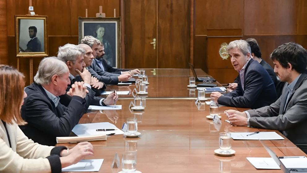 Luis Caputo se reunió con supermercadistas por la caída del consumo, la presión impositiva y la paritaria de Comercio tras el último dato de inflación