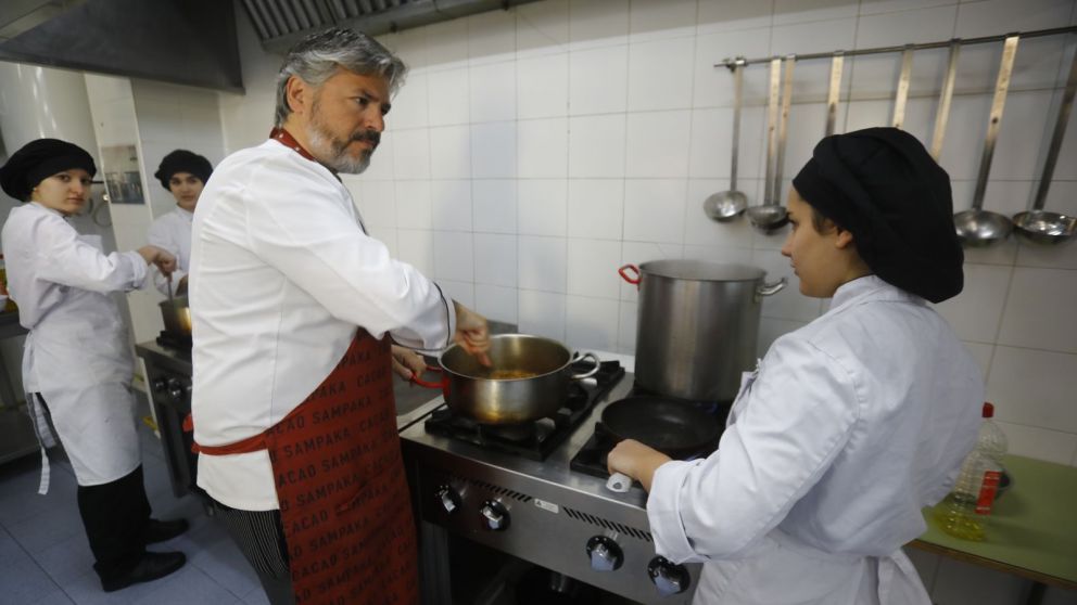 UTHGRA acordó aumentos salariales para gastronómicos de comedores públicos y privados entre marzo y junio de 2026