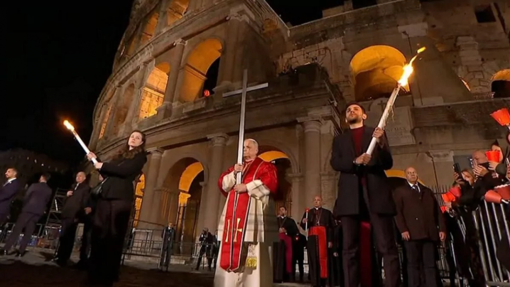 León XIV portó la cruz durante todo el recorrido, convirtiéndose en el primer Papa en hacerlo después de Juan Pablo II