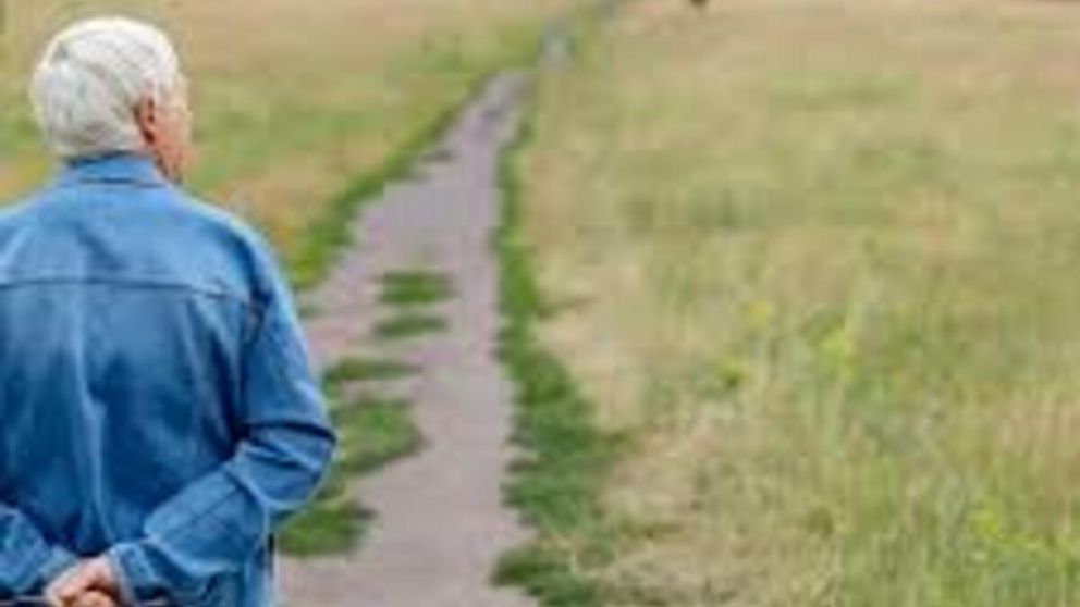 Caminar con las manos en la espalda: qué revela este gesto sobre tu personalidad, según la psicología