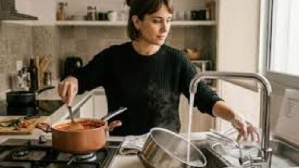 Qué revela de tu personalidad lavar los platos mientras cocinás, según la psicología