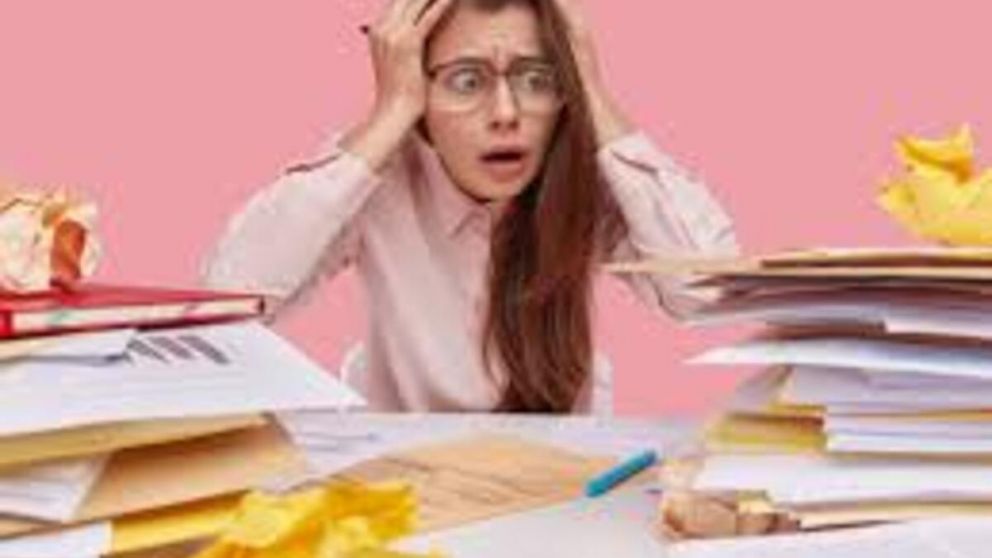Procrastinar hasta el final: qué dice de tu mente dejar todo para último momento, según la psicología