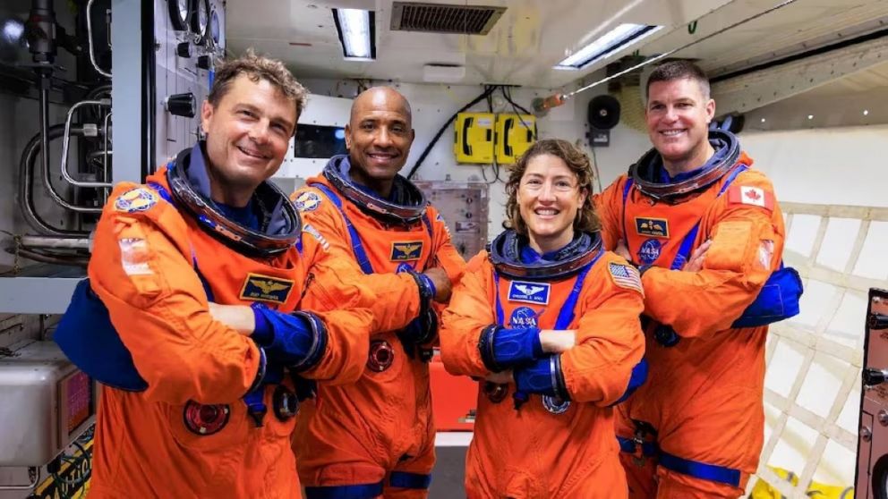 La misión Artemis II de la NASA regresó con éxito a la Tierra luego de orbitar la Luna durante diez días y la cápsula Orion amerizó en el océano Pacífico frente a la costa de San Diego