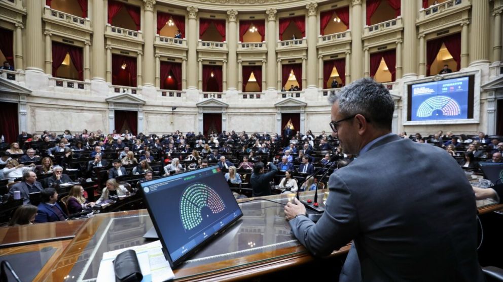 El oficialismo convoc� a una sesi�n en Diputados para tratar la ley de Glaciares en medio de un pedido de interpelaci�n a Manuel Adorni