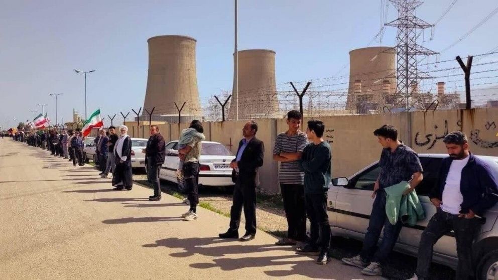 Civiles rodean instalaciones energéticas en Irán en medio de la escalada y el ultimátum de Estados Unidos