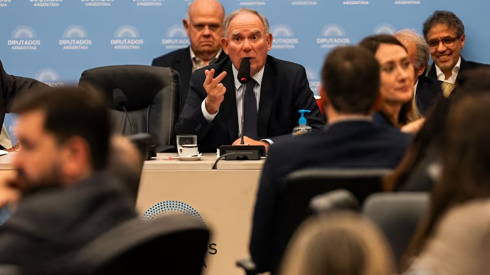 El plenario de comisiones firmó el despacho con 37 votos. La oposición convocó a una marcha al Congreso y denunció presión de provincias mineras