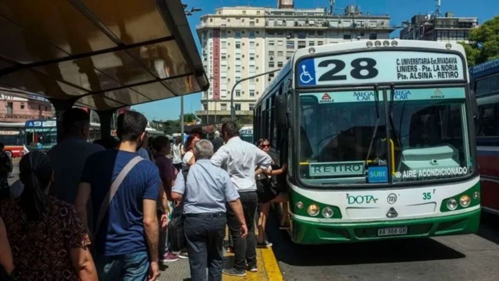 Largas filas y demoras en paradas clave del AMBA por la reducci�n de colectivos en circulaci�n