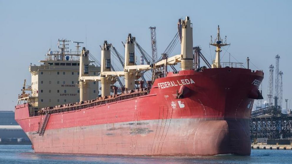 Los primeros barcos ya atraviesan el Estrecho de Ormuz