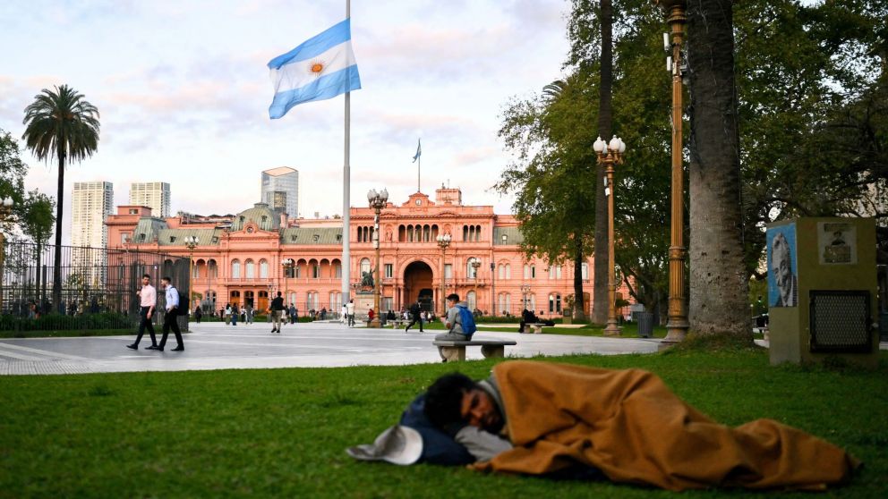 La pobreza en la Ciudad de Buenos Aires bajó al 21,1% en 2025 según datos oficiales, aunque aumentó la indigencia y alcanzó a 210.000 personas