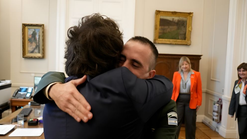 El Presidente se reunió con el efectivo, que estuvo detenido 448 días por el régimen de Nicolás Maduro. Participaron Monteoliva, Quirno y Patricia Bullrich.