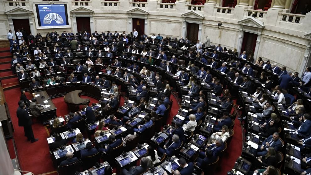 Con 134 votos a favor y 117 en contra, el oficialismo aprobó la norma que redefine la protección de glaciares y zonas periglaciales. Karina Milei siguió el debate desde el recinto