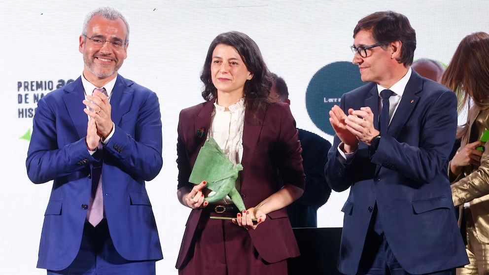 La escritora argentina Samanta Schweblin recibió el primer Premio Aena de Narrativa Hispanoamericana, junto al presidente de Aena, Maurici Lucena (izquierda), y al presidente de la Generalitat de Cataluña, Salvador Illa (derecha).