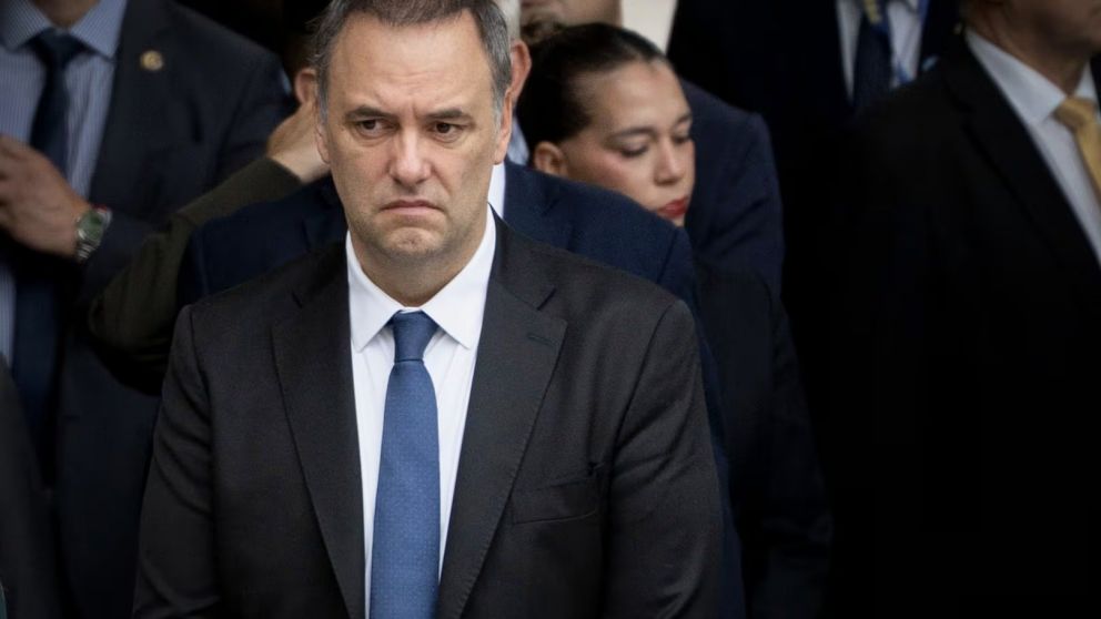 Encuesta: el caso por los viajes de Manuel Adorni impacta en la intención de voto a La Libertad Avanza y genera dudas en casi 4 de cada 10 votantes