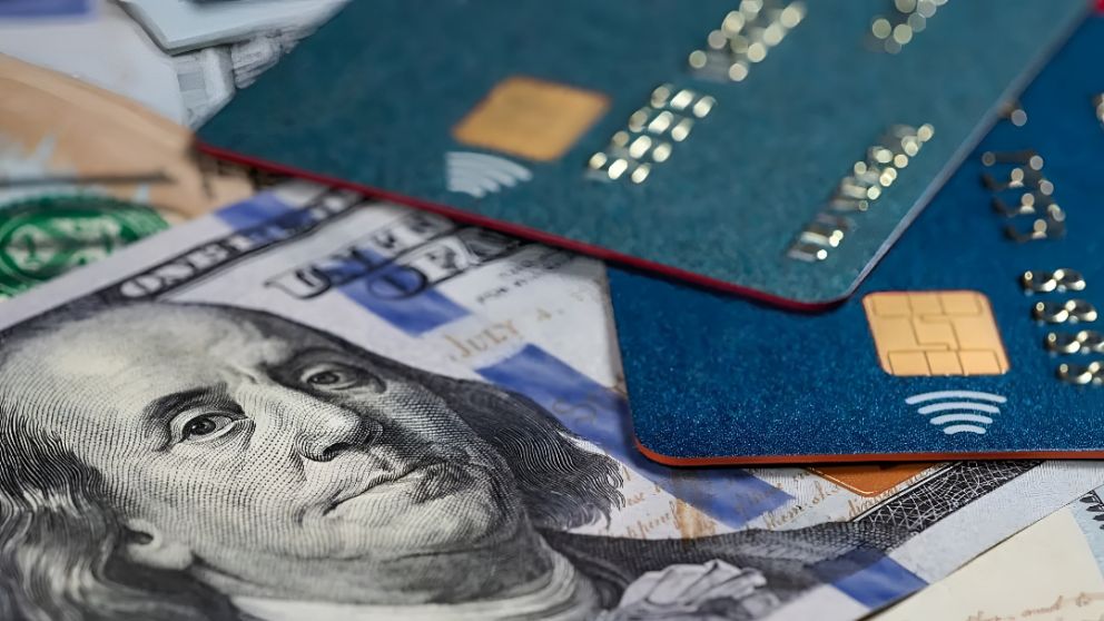 El Banco Central eliminó los límites para extraer efectivo en el exterior con tarjetas emitidas en Argentina
