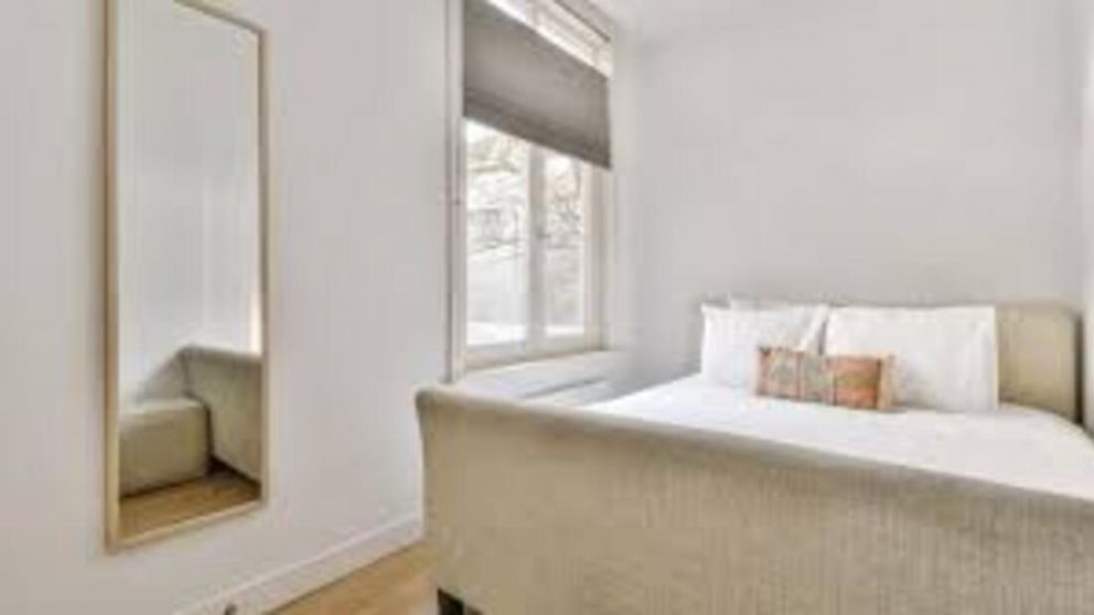 Por qué el Feng Shui desaconseja los espejos frente a la cama