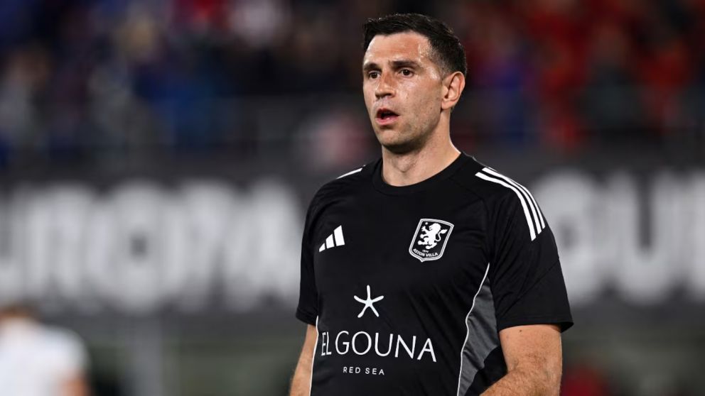 Dibu Martínez lesión Aston Villa: salió en la entrada en calor y preocupa a la selección argentina antes del Mundial 2026