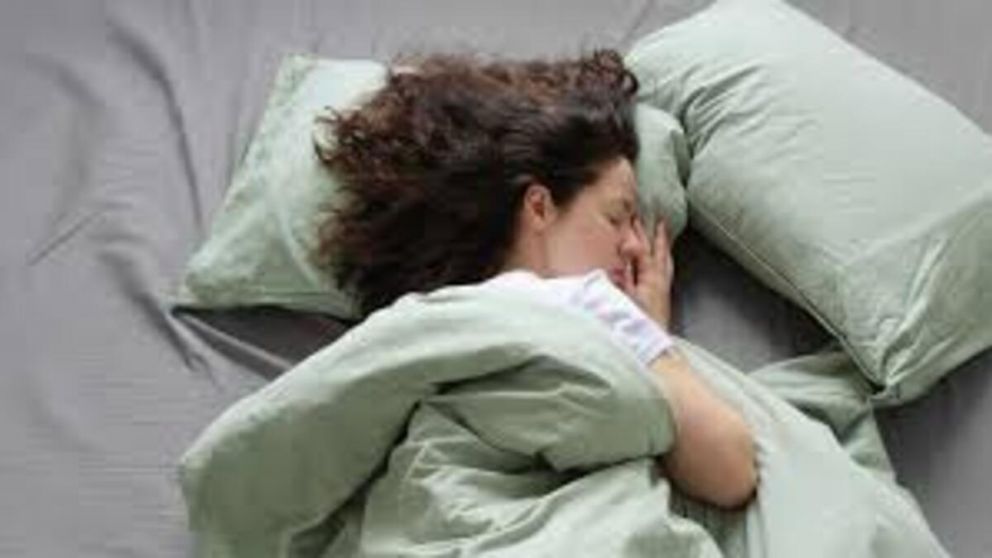 Cómo acomodar la almohada para atraer plenitud y mejorar tu energía, según el Feng Shui