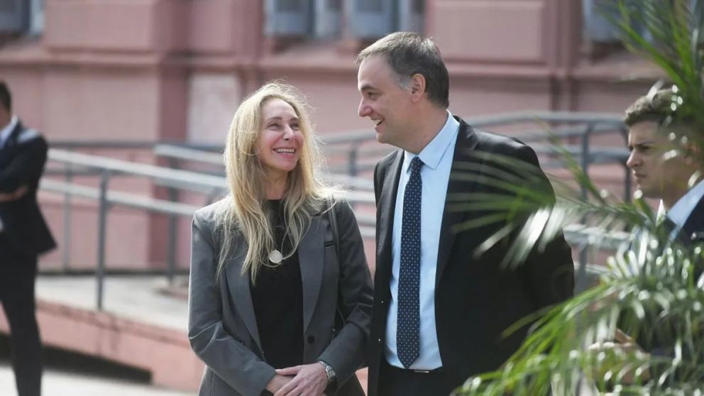 La secetaria general Karina Milei con el jefe de Gabinete, Manuel Adorni 