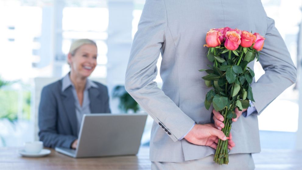 El 44% de las empresas prohíbe cualquier vínculo romántico.
