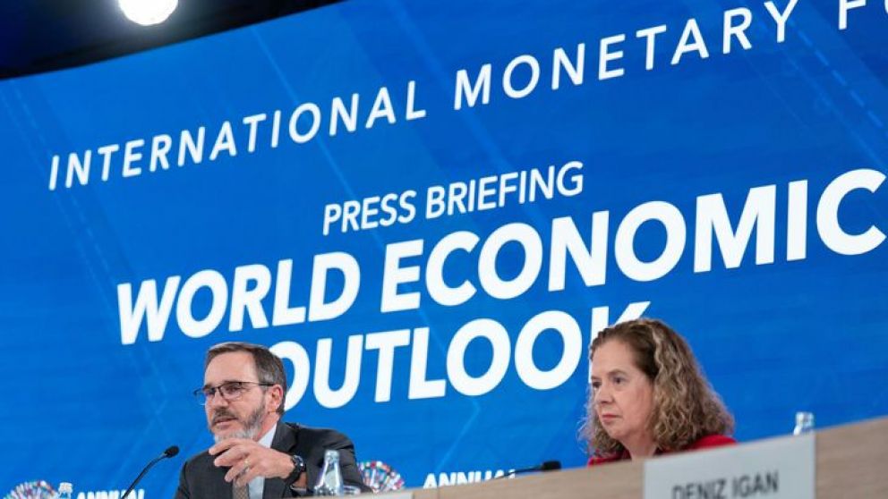 Pierre-Olivier Gourinchas, asesor económico y director del departamento de investigación del FMI, y Petya Koeva-Brooks, subdirectora del departamento de investigación del organismo