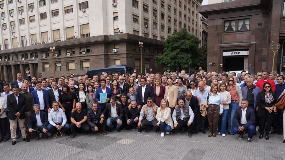 Intendentes de todo el pa�s marchan al Ministerio de Econom�a para reclamar fondos y reactivar obras p�blicas. Foto: Guillermo Rodr�guez Adami 