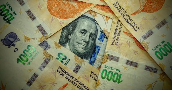 Dólar oficial cae a $1.430: análisis del contexto cambiario