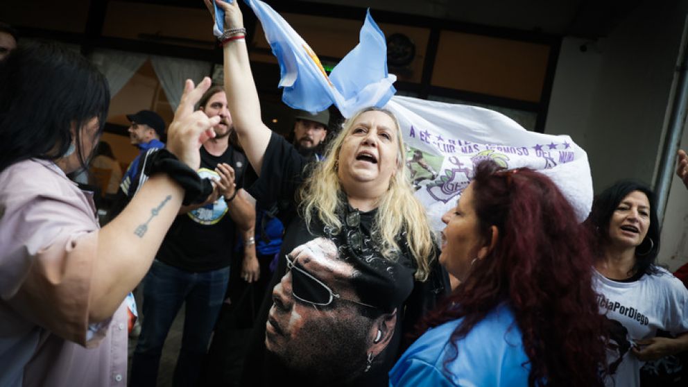 Comenz� el segundo juicio por la muerte de Diego Maradona en San Isidro y la Fiscal�a acus� a los siete imputados de haberlo abandonado durante la internaci�n domiciliaria