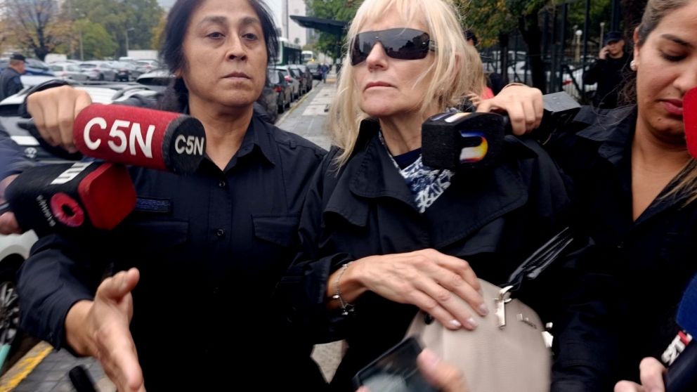 Claudia Sbabo se retiró de Comodoro Py minutos antes de las 11, escoltada por efectivos de la Policía Federal y sin hacer declaraciones ante la prensa