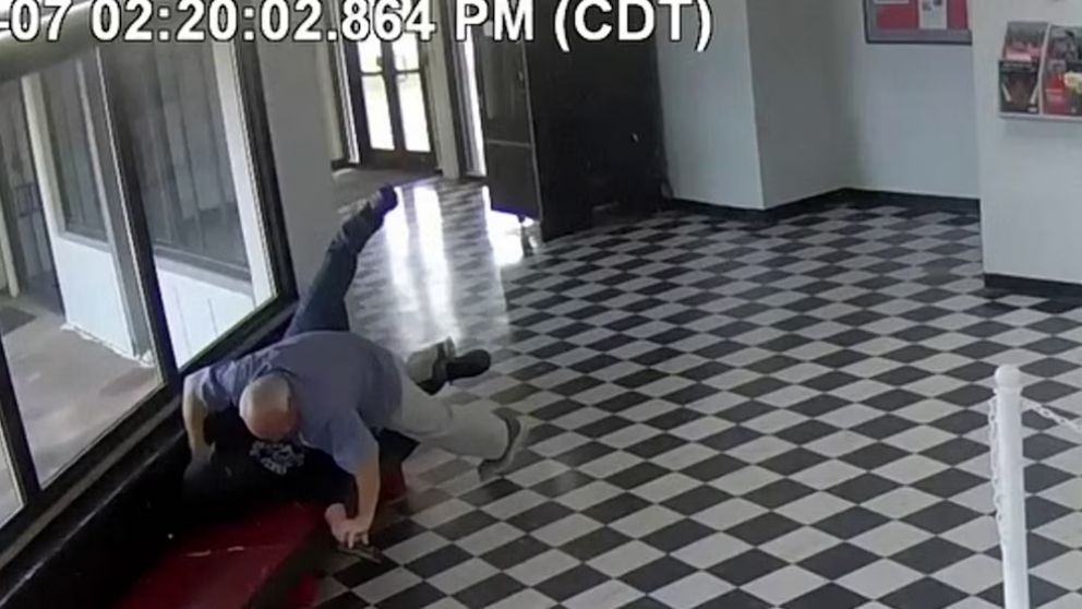 El director de Pauls Valley High School sometió a un atacante armado, frustrando un posible tiroteo en la secundaria de Oklahoma (ABC News).