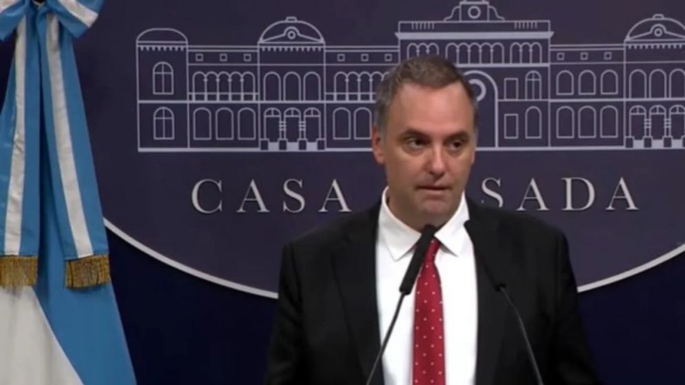 La investigación judicial sigue el rastro de los viajes y el financiamiento del jefe de Gabinete, con foco en consumos y movimientos patrimoniales