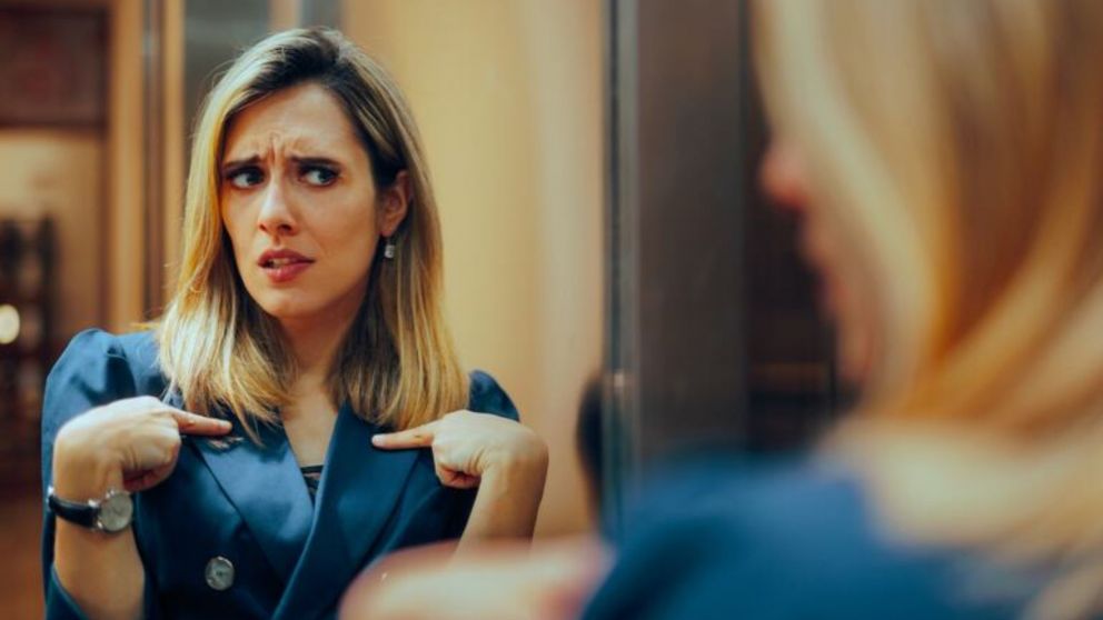 Hablar solo en voz alta: qué revela este hábito, según la psicología