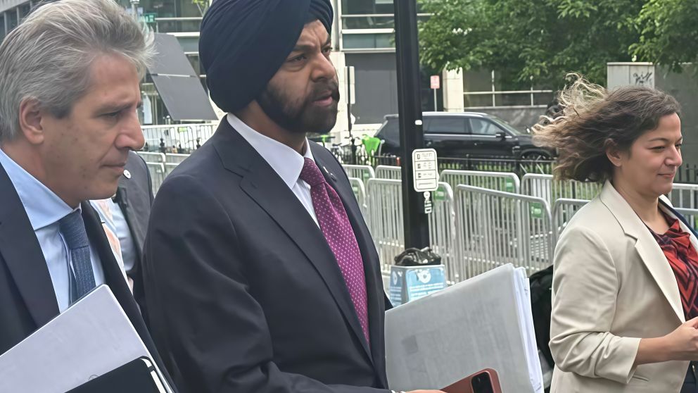 Luis Caputo junto a Ajay Banga, en la previa de una reunión centrada en conseguir garantías internacionales que habiliten crédito privado a menor costo